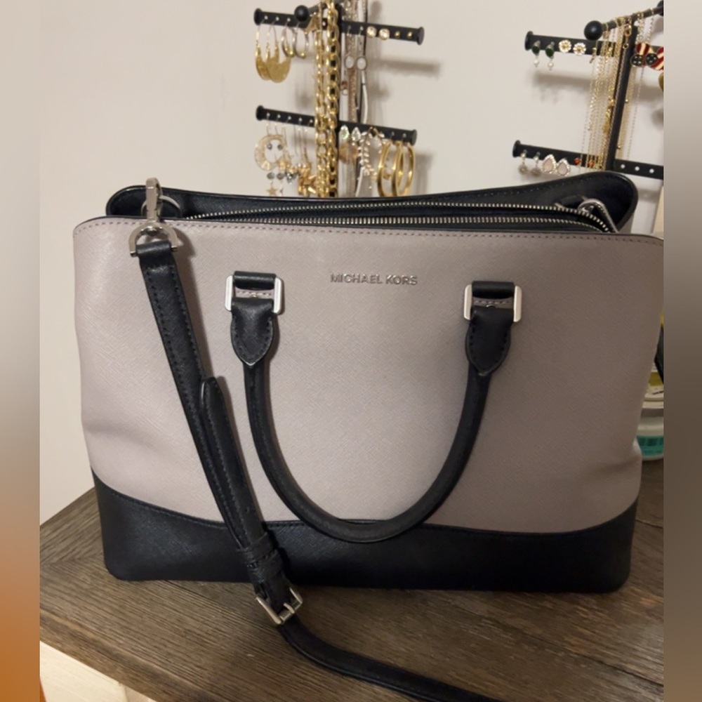 Michael Kors Color Block Saffron Leather Purse. - Picture 5 of 8